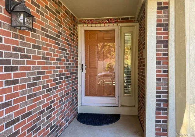 Photo 3 of Single family home for sale at 1580 Colony Dr, Rochester Hills, MI 48307 | MLS# 20261079356 | Listing updated on 2026-10-11