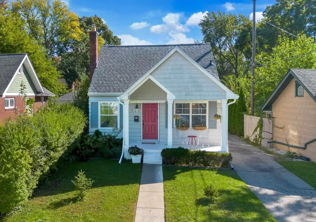 Photo 1 of Single family home for sale at 727 S Alexander Ave, Royal Oak, MI 48067 | MLS# 58050223486 | Listing updated on 2026-10-12