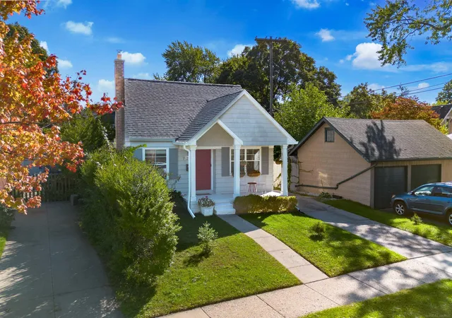 Photo 2 of Single family home for sale at 727 S Alexander Ave, Royal Oak, MI 48067 | MLS# 58050223486 | Listing updated on 2026-10-12