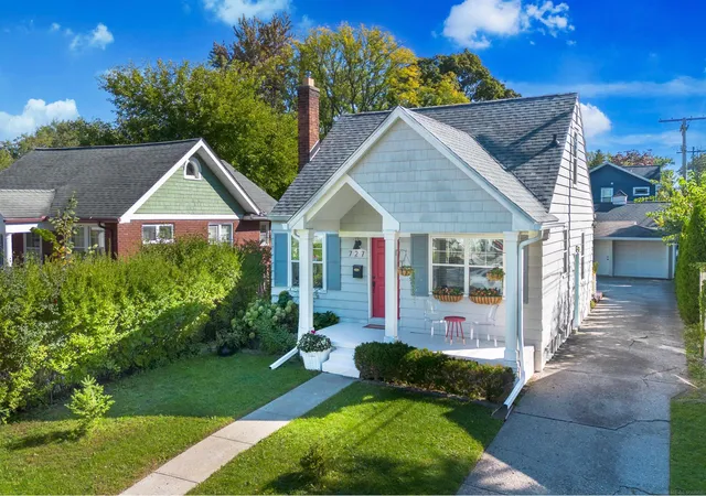 Photo 3 of Single family home for sale at 727 S Alexander Ave, Royal Oak, MI 48067 | MLS# 58050223486 | Listing updated on 2026-10-12