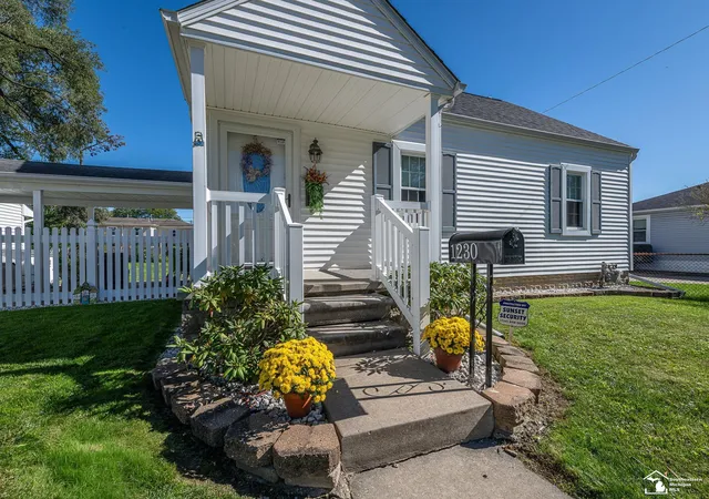 Photo 2 of Single family home for sale at 1230 Michigan Ave, Monroe, MI 48162 | MLS# 57050223487 | Listing updated on 2026-10-23