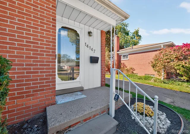 Photo 4 of Single family home for sale at 14147 Arcola St, Livonia, MI 48154 | MLS# 20261079367 | Listing updated on 2026-10-11