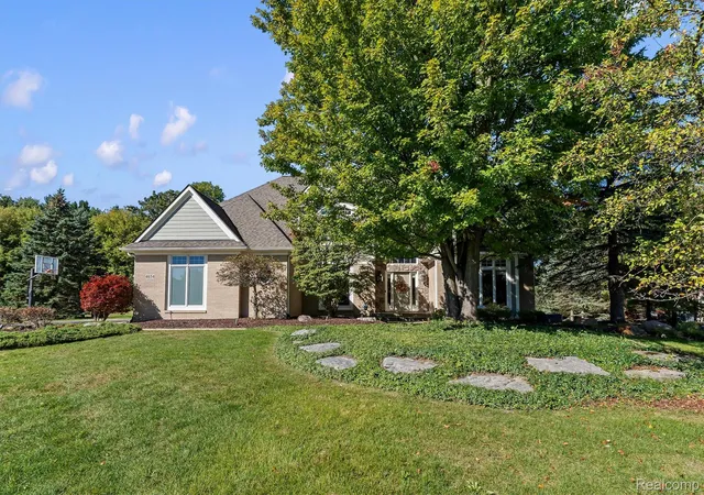 Photo 2 of Single family home for sale at 4654 Woodland Hills Dr, Rochester, MI 48306 | MLS# 20261079386 | Listing updated on 2026-10-17