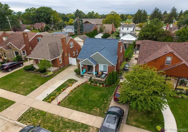 Photo 2 of Single family home for sale at 827 N Vernon St, Dearborn, MI 48128 | MLS# 20261079427 | Listing updated on 2026-10-17