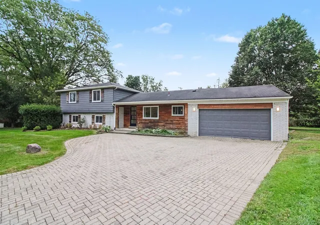 Photo 2 of Single family home for sale at 24697 S Cromwell Dr, Franklin, MI 48025 | MLS# 81026052292 | Listing updated on 2026-10-16