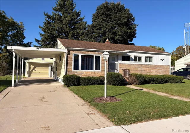 Photo 1 of Single family home for sale at 723 Woodbine Dr, Fenton, MI 48430 | MLS# 20261079503 | Listing updated on 2026-10-25