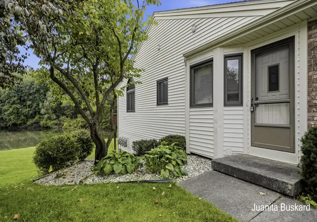 Listing Photo 2 - Condo for sale in building located at 1082 Amberwood W Dr SW, Byron Center, MI 49315 - Unit #130