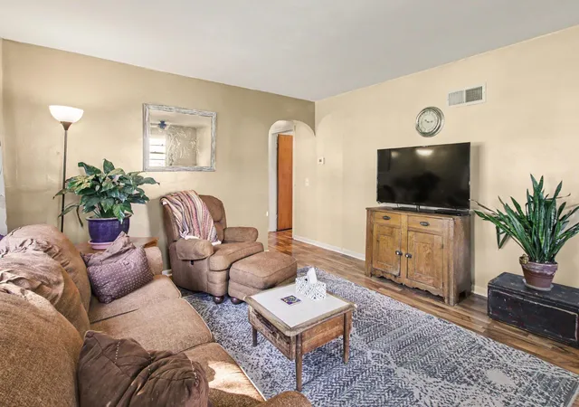 Photo 2 of Single family home for sale at 1031 Chrysler St, Kalamazoo, MI 49048 | MLS# 62026052324 | Listing updated on 2026-10-12