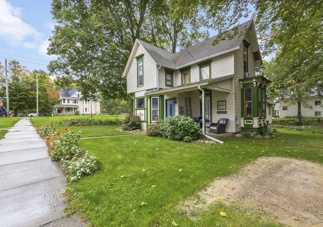 Photo 2 of Single family home for sale at 208 E Jefferson St, Cassopolis, MI 49031 | MLS# 69026052337 | Listing updated on 2026-10-12