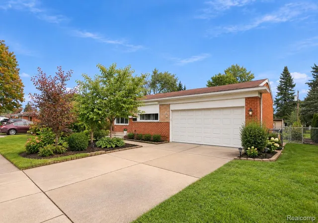 Photo 3 of Single family home for sale at 27262 Thomas Ave, Warren, MI 48092 | MLS# 20261079533 | Listing updated on 2026-10-18