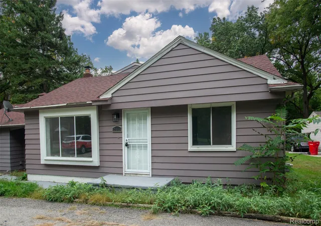 Photo 3 of Single family home for sale at 21613 Wallace Dr, Southfield, MI 48075 | MLS# 20261079562 | Listing updated on 2026-10-30