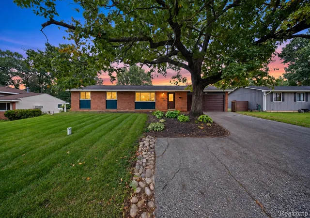 Photo 1 of Sale Pending at 3376 S Commerce Rd, Commerce Township, MI 48390 | MLS# 20261079581 | Listing updated on 2026-10-15