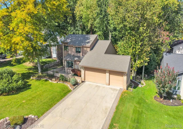 Photo 3 of Single family home for sale at 7566 Ashburton Ct, West Bloomfield, MI 48322 | MLS# 20261079595 | Listing updated on 2026-10-10