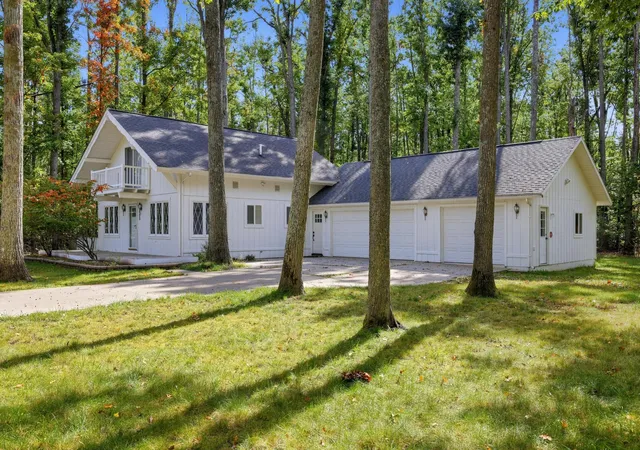 Photo 2 of Single family home for sale at 635 Michaywe Dr, Gaylord, MI 49735 | MLS# 81026052375 | Listing updated on 2026-10-08