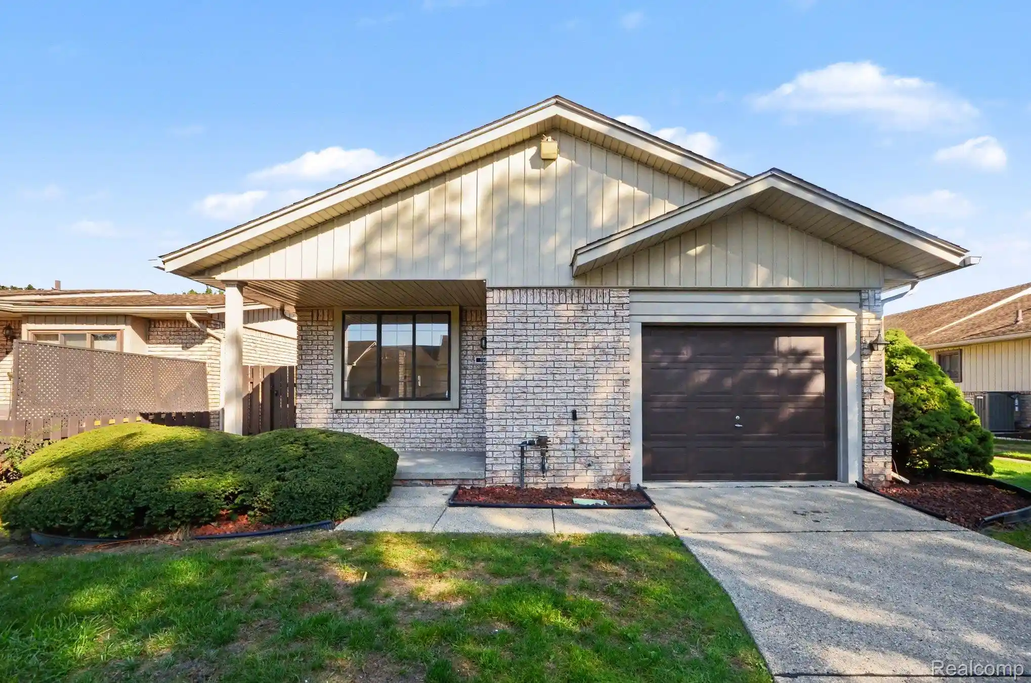 Listing Photo 2 - Condo for sale in 13811 Brockington Dr located at 13811 Brockington Dr, Warren, MI 48088 - Unit 13811 Brockington Dr