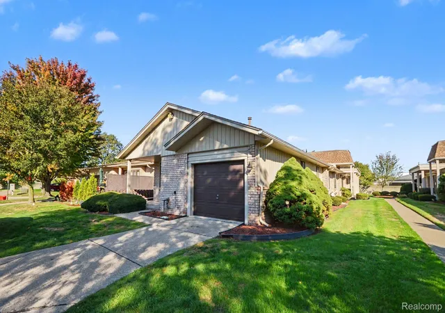 Listing Photo 4 - Condo for sale in building located at 13811 Brockington Dr, Warren, MI 48088