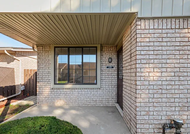 Listing Photo 5 - Condo for sale in building located at 13811 Brockington Dr, Warren, MI 48088