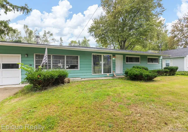 Photo 2 of Single family home for sale at 1231 Vine St, Adrian, MI 49221 | MLS# 20261079602 | Listing updated on 2026-10-19