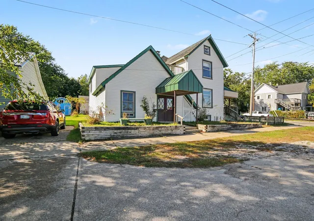 Photo 1 of Single family home for sale at 210 Cleveland St, Manistee, MI 49660 | MLS# 67026052380 | Listing updated on 2026-10-16