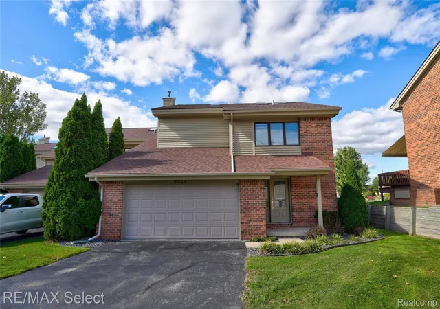 Listing Photo 1 - Condo for sale in building located at 2214 Bowles St, Fenton, MI 48430