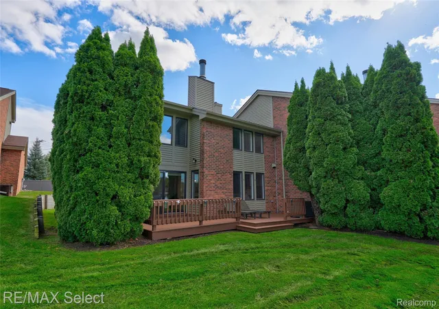 Listing Photo 4 - Condo for sale in building located at 2214 Bowles St, Fenton, MI 48430