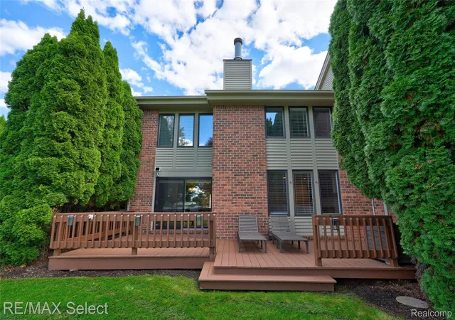 Listing Photo 5 - Condo for sale in building located at 2214 Bowles St, Fenton, MI 48430