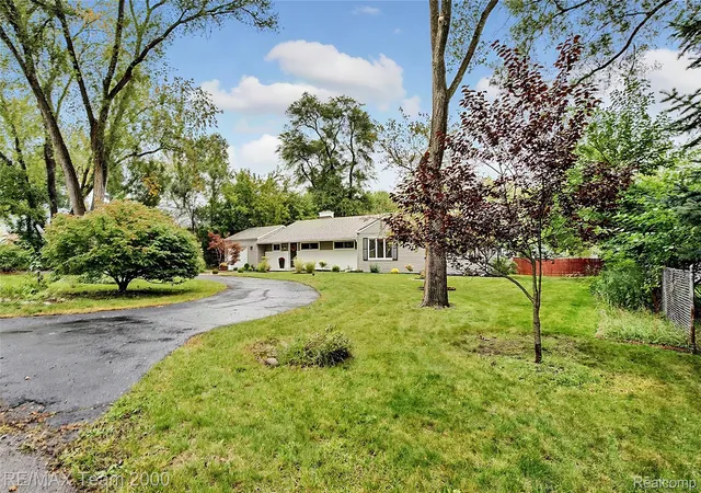Photo 1 of Single family home for sale at 1611 Weymouth St, West Bloomfield, MI 48324 | MLS# 20261079685 | Listing updated on 2026-10-10
