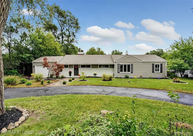 Photo 2 of Single family home for sale at 1611 Weymouth St, West Bloomfield, MI 48324 | MLS# 20261079685 | Listing updated on 2026-10-10