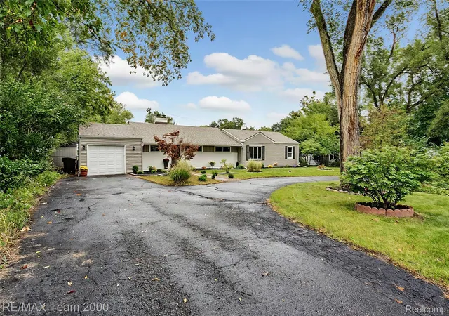 Photo 3 of Single family home for sale at 1611 Weymouth St, West Bloomfield, MI 48324 | MLS# 20261079685 | Listing updated on 2026-10-10
