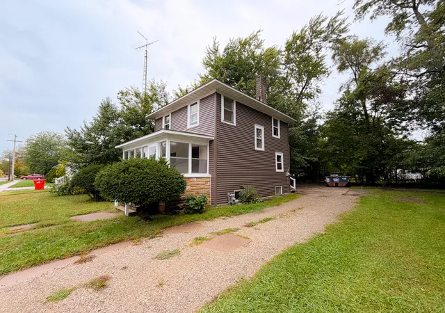 Photo 3 of Single family home for sale at 781 E High St, Benton Harbor, MI 49022 | MLS# 69026052449 | Listing updated on 2026-10-22