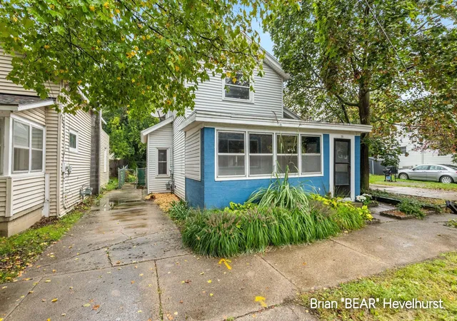 Photo 1 of Single family home for sale at 711 Veto St Nw, Grand Rapids, MI 49504 | MLS# 65026052462 | Listing updated on 2026-10-28