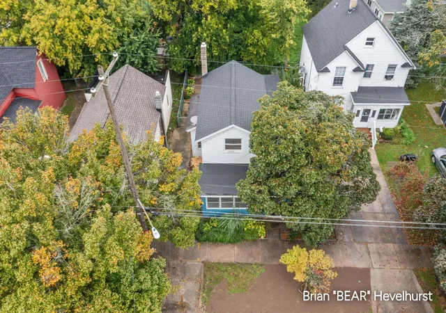 Photo 3 of Single family home for sale at 711 Veto St Nw, Grand Rapids, MI 49504 | MLS# 65026052462 | Listing updated on 2026-10-28