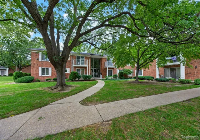 Listing Photo 4 - Condo for sale in building located at 42241 Toddmark Ln, Fruitport, MI 48038
