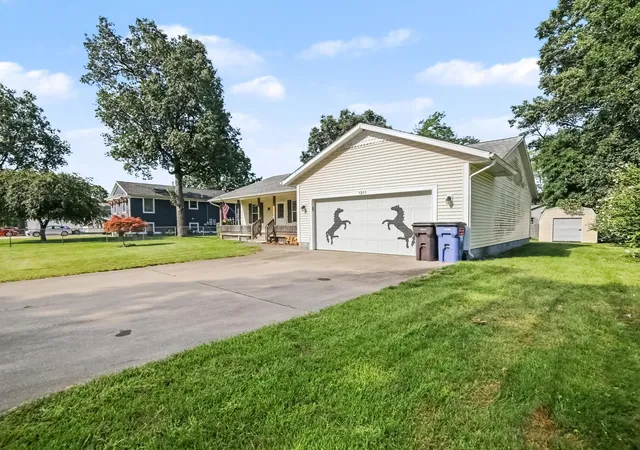 Photo 2 of Single family home for sale at 1211 Woodcrest St, Muskegon, MI 49442 | MLS# 71026052470 | Listing updated on 2026-10-09