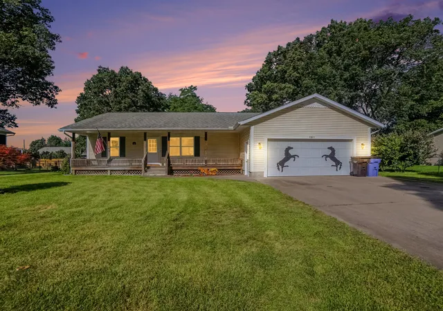Photo 3 of Single family home for sale at 1211 Woodcrest St, Muskegon, MI 49442 | MLS# 71026052470 | Listing updated on 2026-10-09