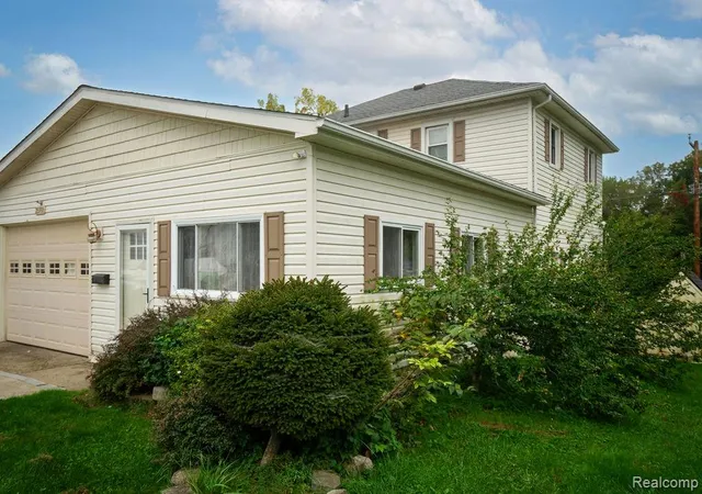 Photo 3 of Single family home for sale at 25991 E Huron River Dr, Flat Rock, MI 48134 | MLS# 20261079758 | Listing updated on 2026-10-12