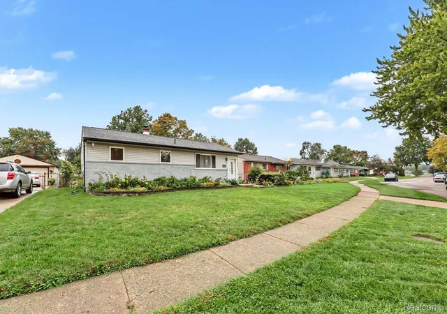 Photo 2 of Single family home for sale at 11804 Diehl Dr, Sterling Heights, MI 48313 | MLS# 20261079783 | Listing updated on 2026-10-18