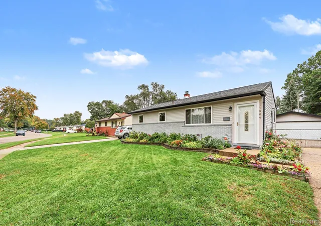 Photo 3 of Single family home for sale at 11804 Diehl Dr, Sterling Heights, MI 48313 | MLS# 20261079783 | Listing updated on 2026-10-18