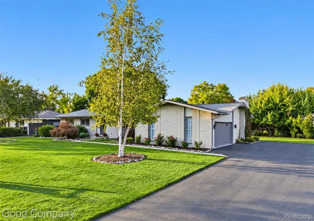 Photo 2 of Single family home for sale at 1115 Torpey Dr, Troy, MI 48083 | MLS# 20261079817 | Listing updated on 2026-10-19
