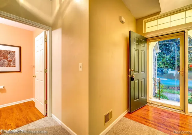 Listing Photo 4 - Condo for sale in building located at 2195 Preserve Cir E, Wayne, MI 48188 - Unit #97