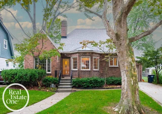 Photo 1 of Sale Pending at 855 Loraine St, Grosse Pointe, MI 48230 | MLS# 58050223678 | Listing updated on 2026-10-09