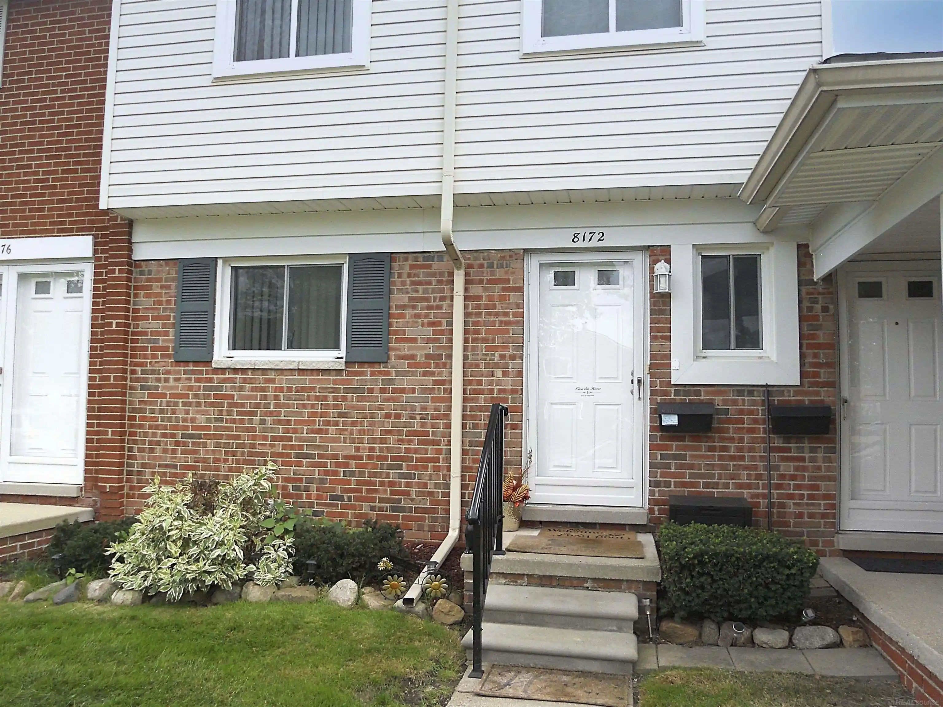 Listing Photo 2 - Condo for sale in 8172 Farnum Ave located at 8172 Farnum Ave, Warren, MI 48093 - Unit 8172 Farnum Ave