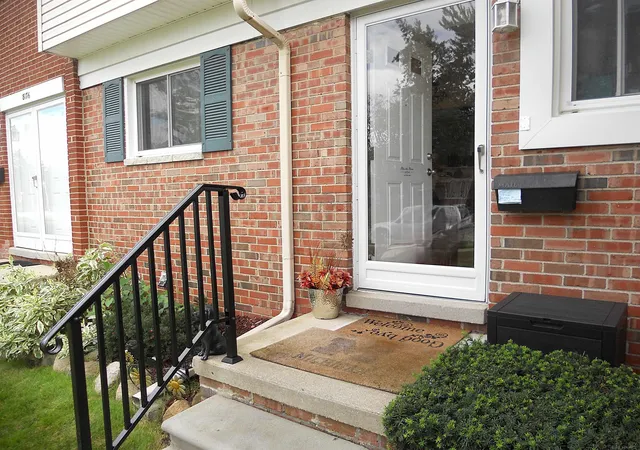 Photo 3 of Condo for sale at 8172 Farnum Ave, Warren, MI 48093 | MLS# 58050223695 | Listing updated on 2026-10-19