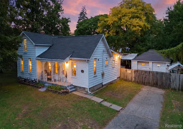 Photo 1 of Single family home for sale at 32700 Schoolcraft Rd, Livonia, MI 48150 | MLS# 20261079885 | Listing updated on 2026-10-08