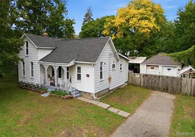 Photo 2 of Single family home for sale at 32700 Schoolcraft Rd, Livonia, MI 48150 | MLS# 20261079885 | Listing updated on 2026-10-08