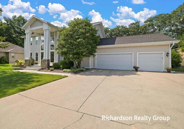 Photo 2 of Single family home for sale at 18657 Sioux Dr, Spring Lake, MI 49456 | MLS# 71026052601 | Listing updated on 2026-10-15