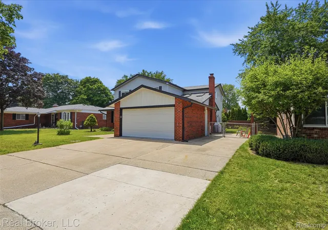 Photo 3 of Single family home for sale at 14385 Pere St, Livonia, MI 48154 | MLS# 20261079910 | Listing updated on 2026-10-10