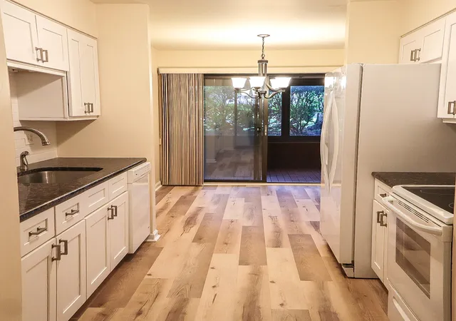 Listing Photo 1 - Condo for sale in building located at 2132 Pauline Blvd, Ann Arbor, MI 48103 - Unit #108