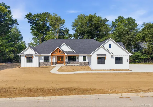 Photo 1 of Single family home for sale at 9815 Dublin Dr, Fenton, MI 48430 | MLS# 20261079939 | Listing updated on 2026-10-28