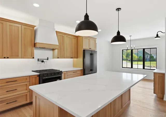 Photo 4 of Single family home for sale at 9815 Dublin Dr, Fenton, MI 48430 | MLS# 20261079939 | Listing updated on 2026-10-28